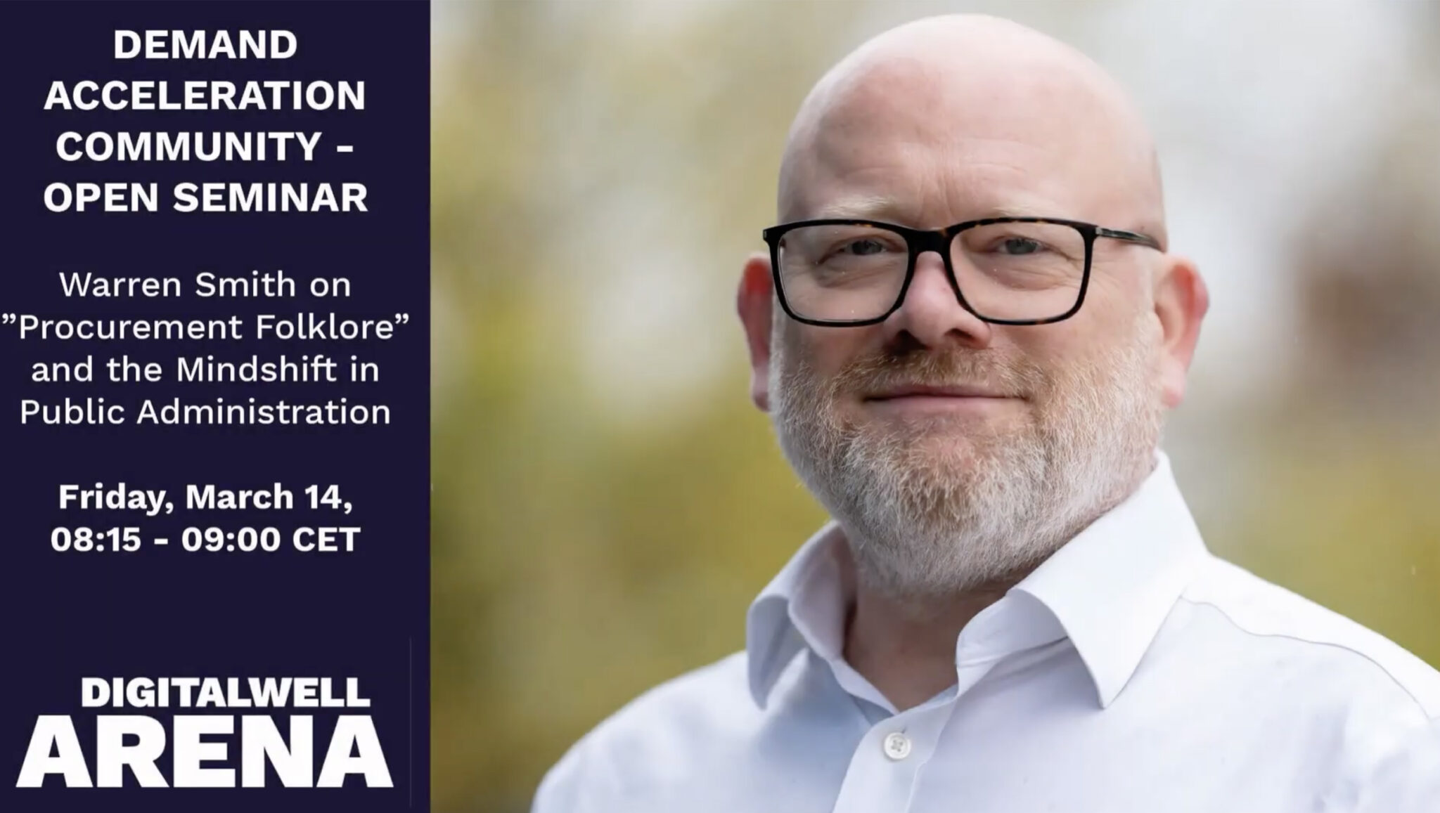 En man med glasögon och vit skjorta ler utomhus. Texten till vänster annonserar ett DigitalWell Arena-seminarium med Warren Smith om "Procurement Folklore", 14 mars, 08:15-09:00 CET.